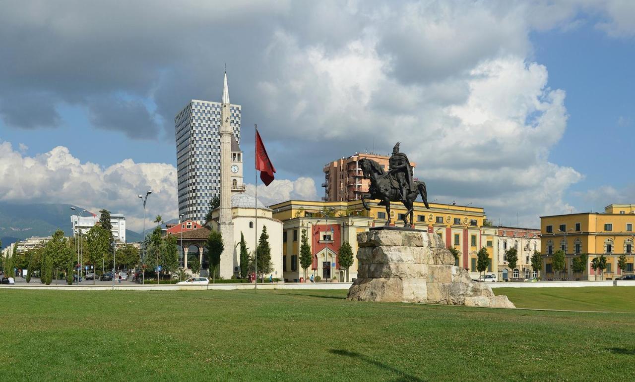 Hotel Pik Loti Tirana Exterior photo